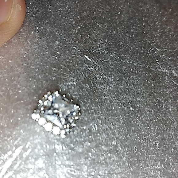 Earring - Picture 4 of 6